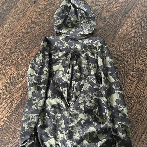 Lululemon Camo Rise and Shine Rain Jacket - Picture 2 of 3